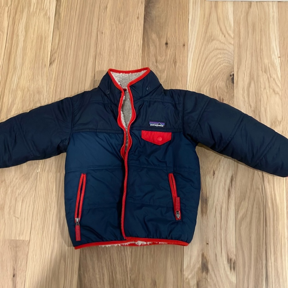 Patagonia 4T winter coat
Navy blue & red
Reversible